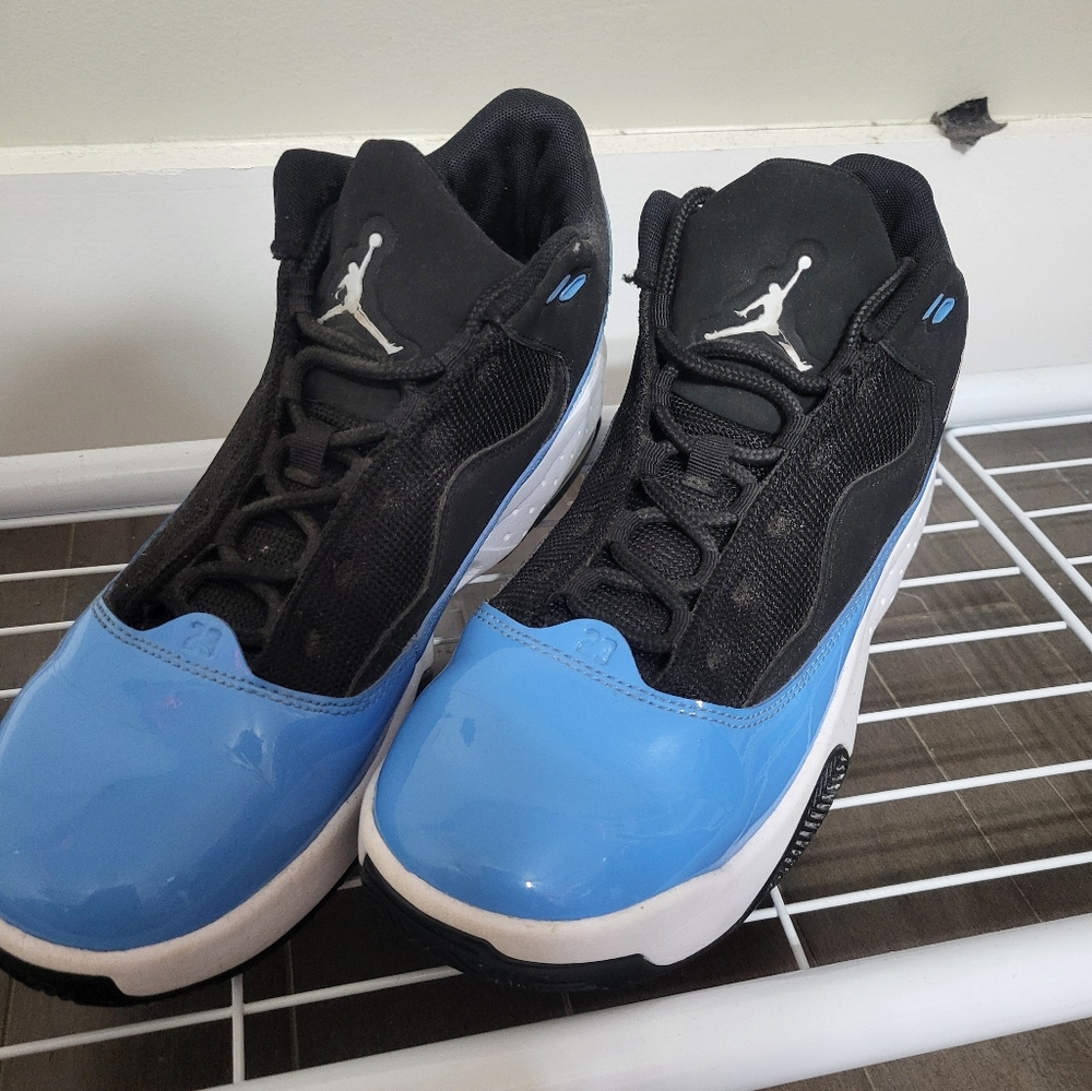 Jordan max aura 2 black university blue